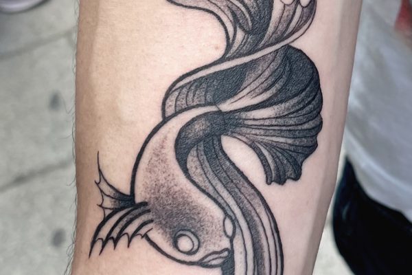 Nfuria_Blackwork-goldfish-antebrazo